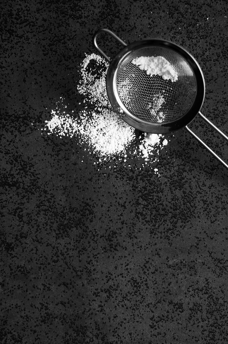 מסננת עם אבקת סוכר על שיש שחור דגם איירון גריי - Iron Grey