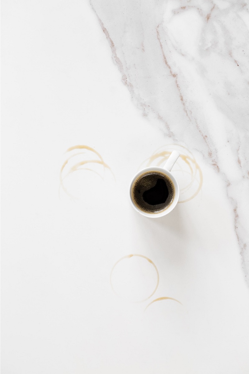 כוס קפה על שיש אפור דגם אסטטוריו - Estatuario 