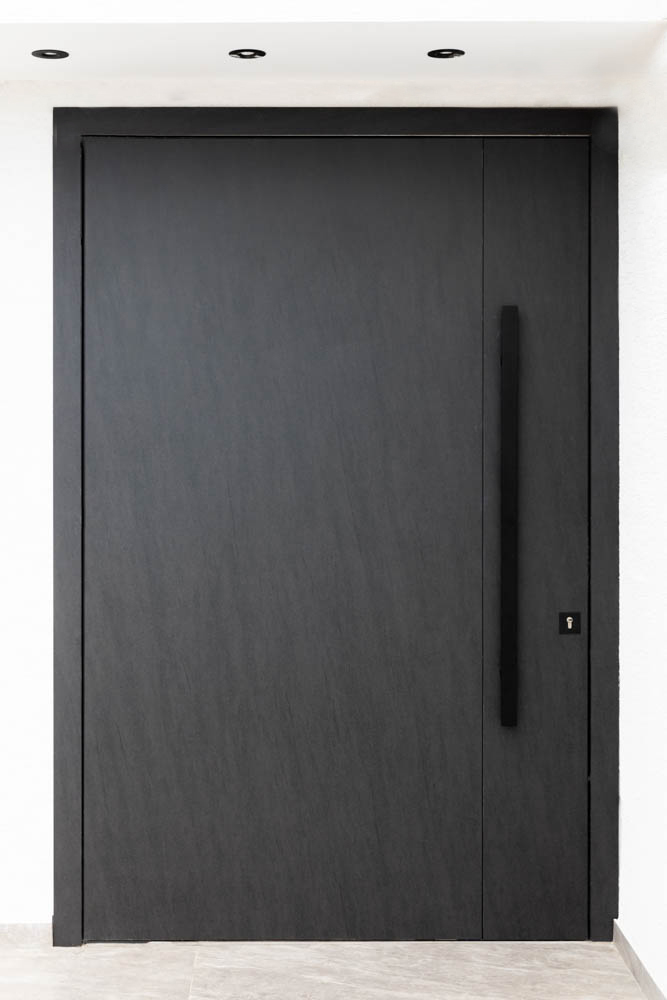 חיפוי דלתות עם נאוליט דגם בזלת שחורה 305. ביצוע: ליאם דלתות
